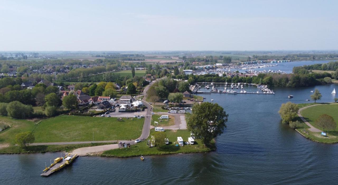 Zonnig Maasbommel. * Maasbommel