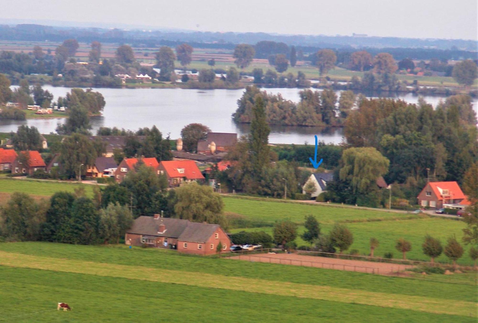 Zonnig Maasbommel. *