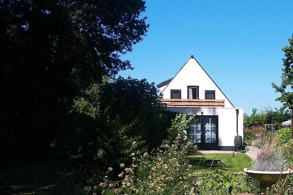 Zonnig Maasbommel. Apartment Maasbommel